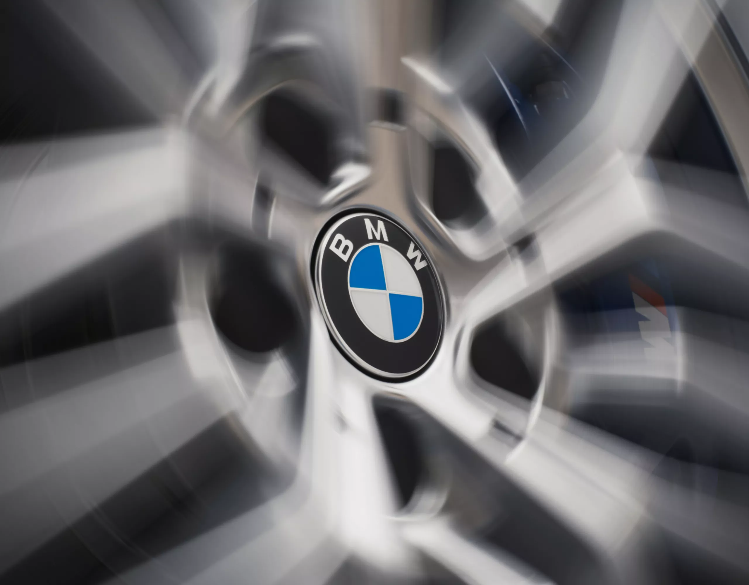 الغطاء المثبت على محاور العجلات BMW