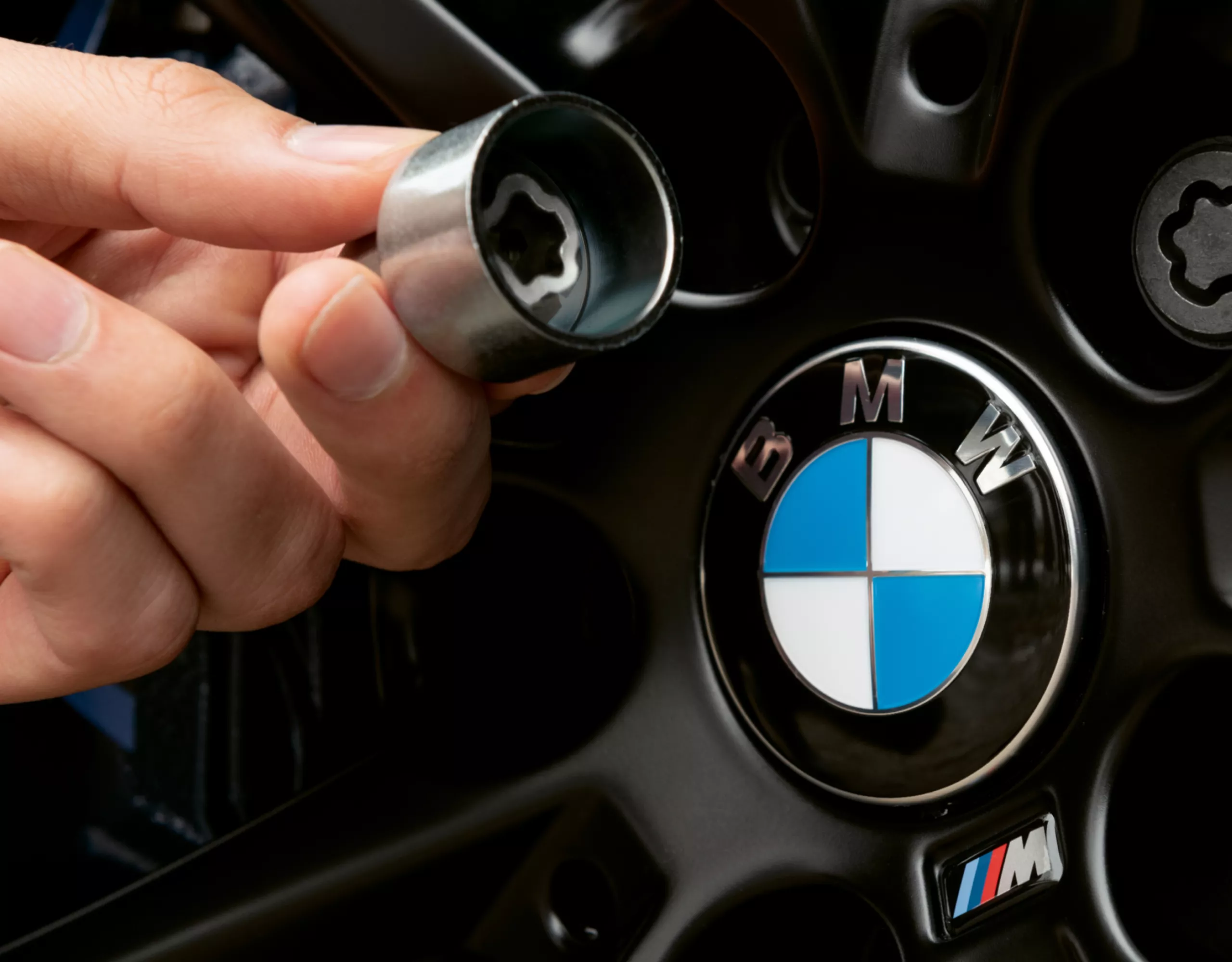 نظام BMW لقفل براغي العجلات.