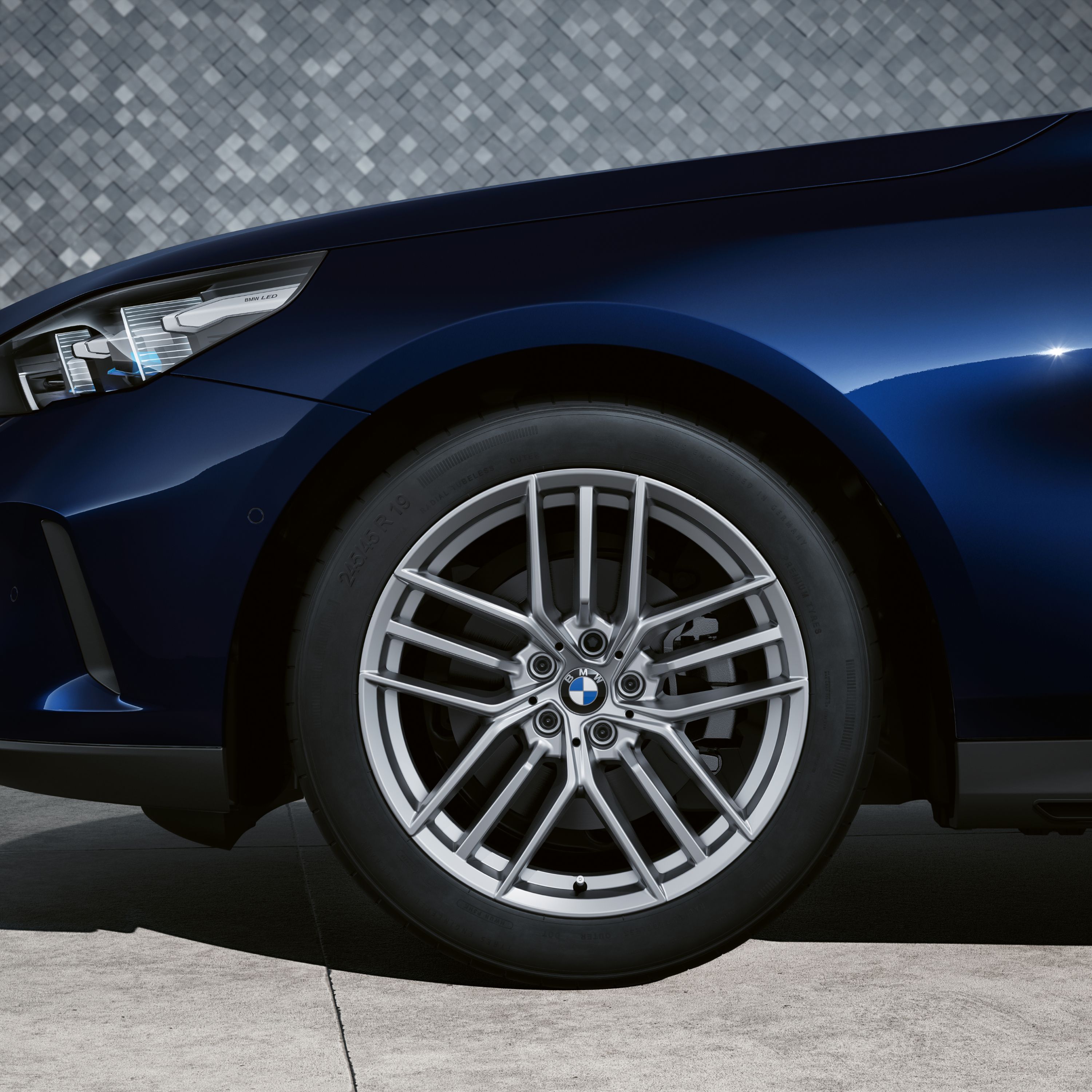 19" BMW lettmetallfelg Triplex-eke 933 Refined Silver, komplett vinterhjul