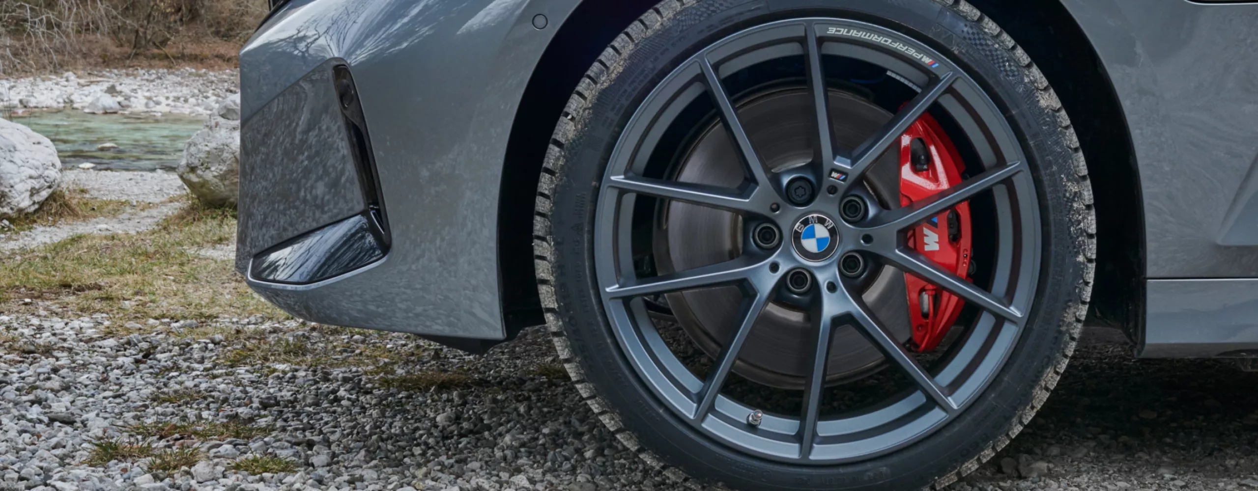 الإطارات الأصلية M Performance العالية الأداء من BMW على العجلة الأمامية من BMW