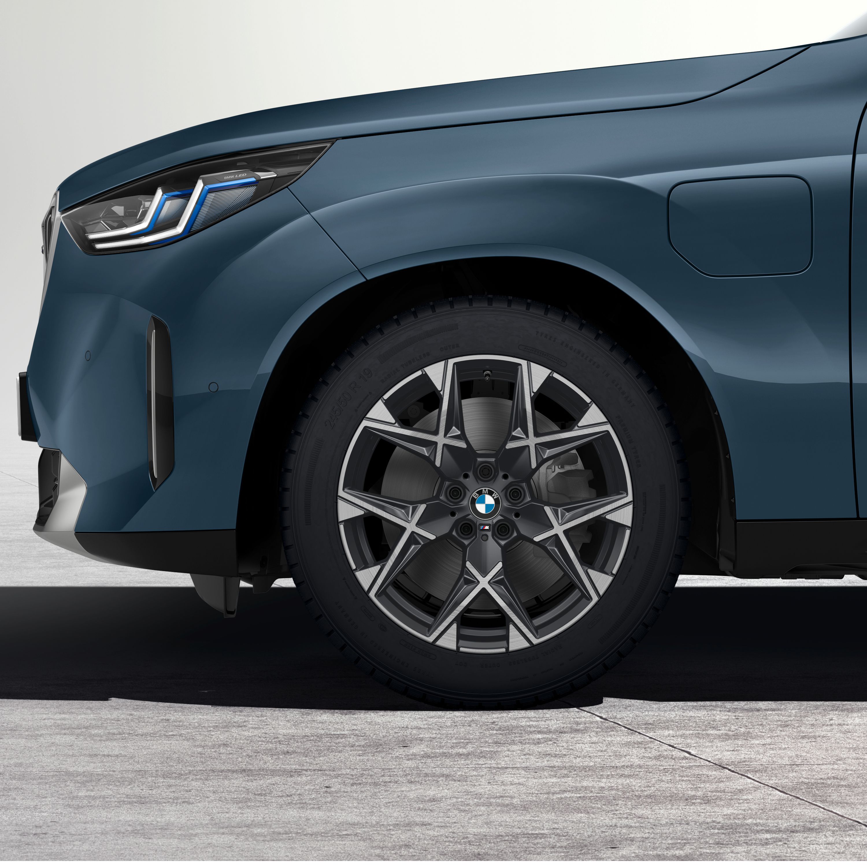 19'' BMW lettmetallfelg Y-eke 1035 Midnight Grey, blankpolert, komplett vinterhjul