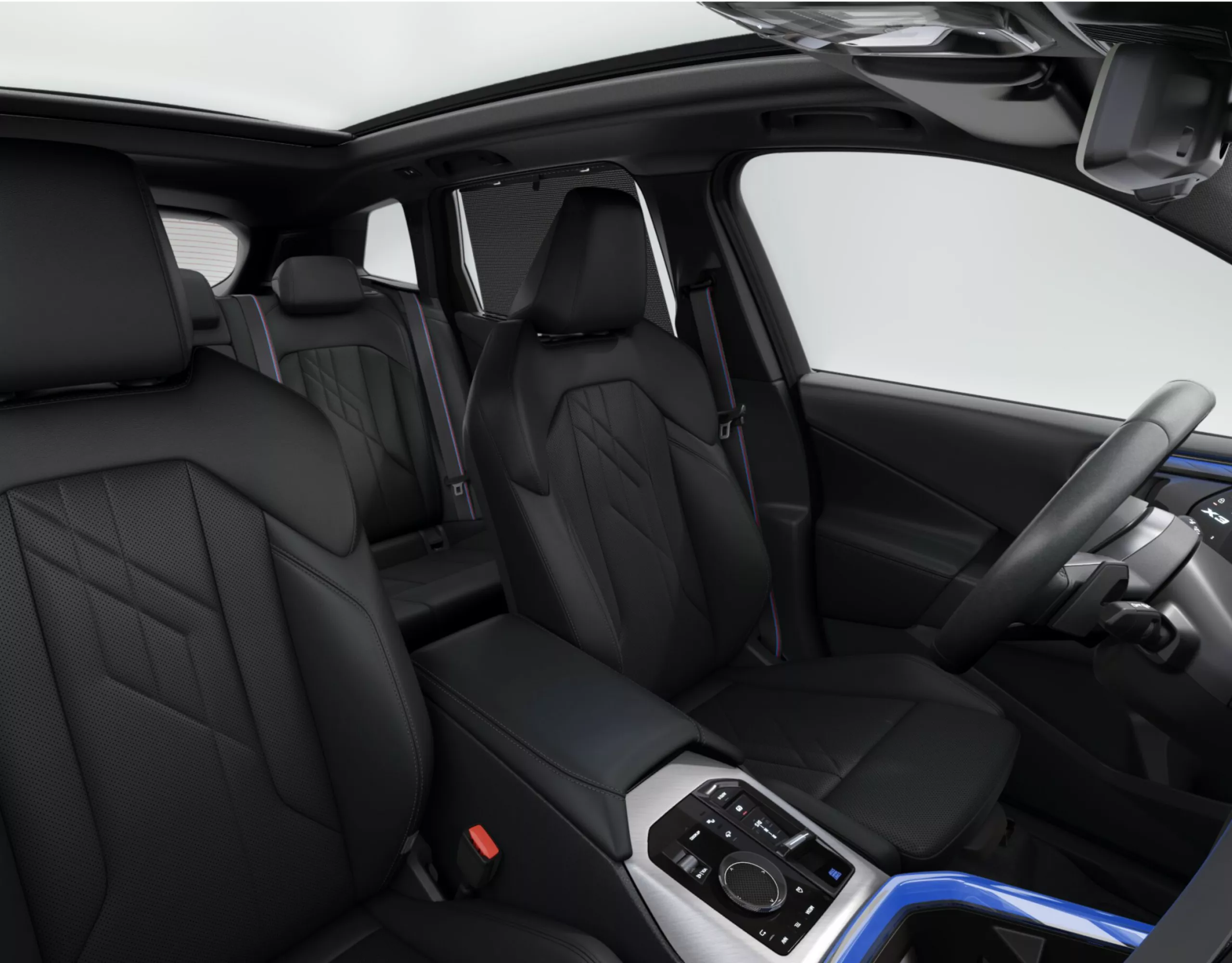 Assentos esportivos para motorista e passageiro dianteiro do BMW X3 SUV. 