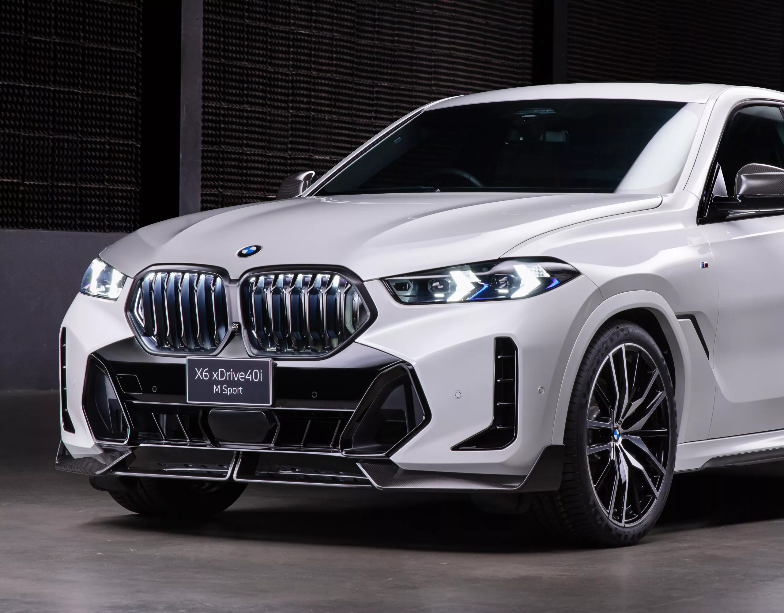 BMW X6 SUV พร้อมแพ็คเกจ M Sport Pro จอดอยู่หน้าประตูโรงจอด