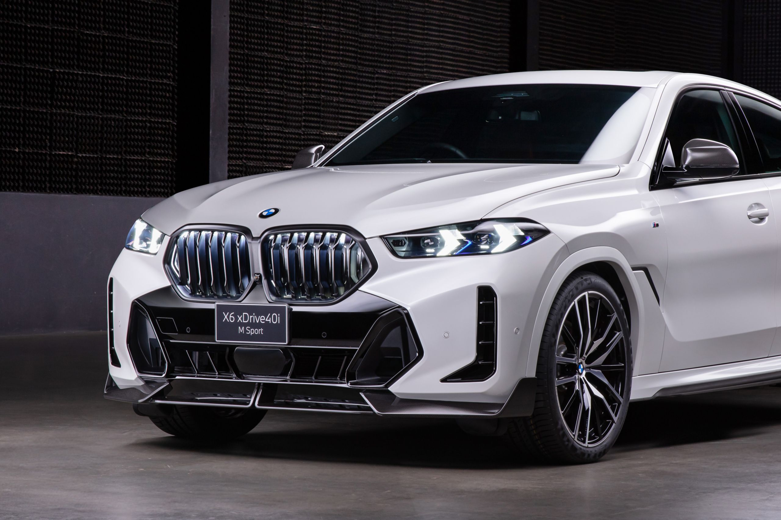 BMW X6 SUV พร้อมแพ็คเกจ M Sport Pro จอดอยู่หน้าประตูโรงจอด