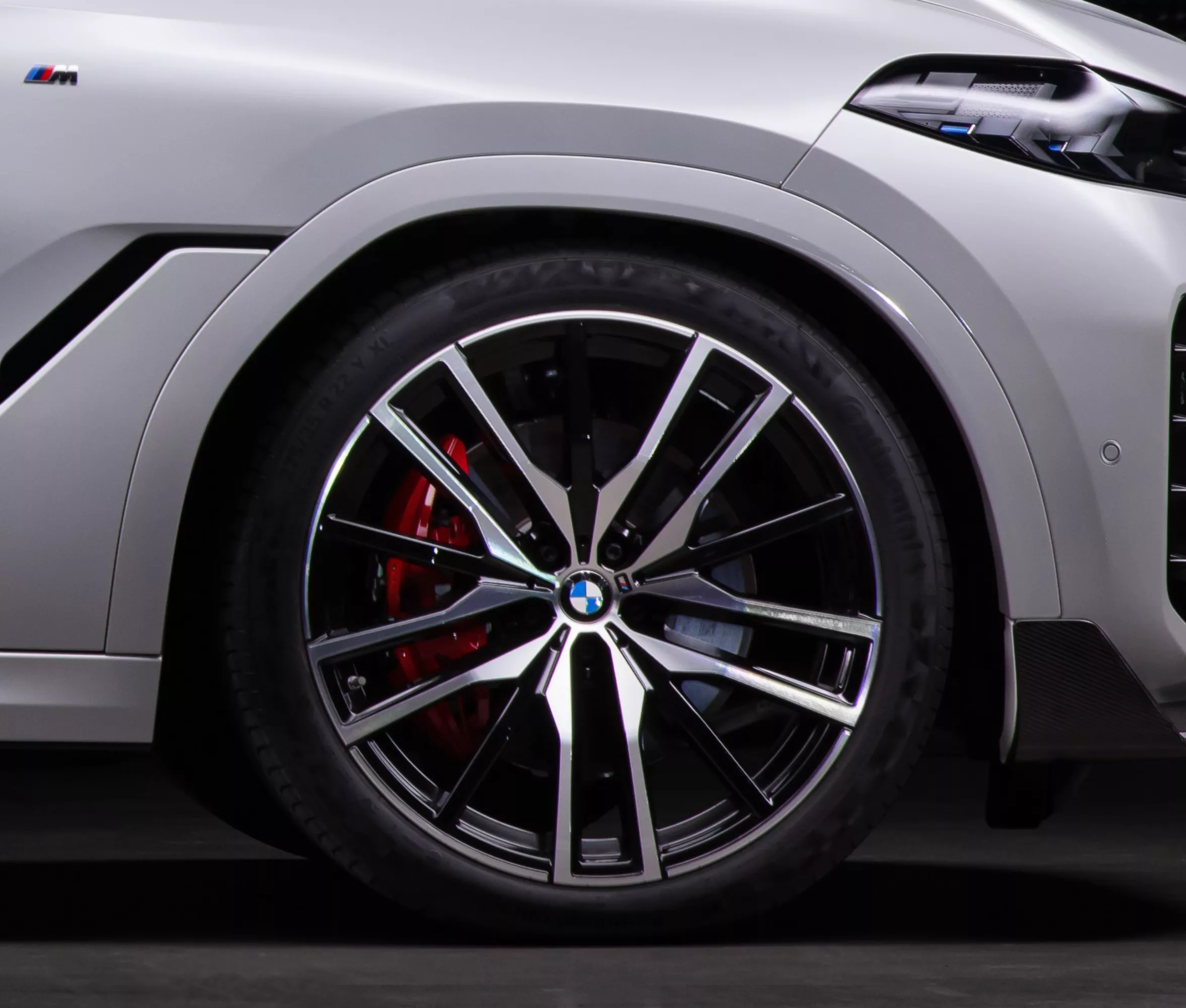 ภาพเรนเดอร์ 3 มิติของล้ออัลลอยน้ำหนักเบา M ขอบ 22 นิ้ว ลวดลายสไตล์ V-spoke 747 สี M Bicolour พร้อมยางหน้าหลังขนาดต่างกันของ BMW X6