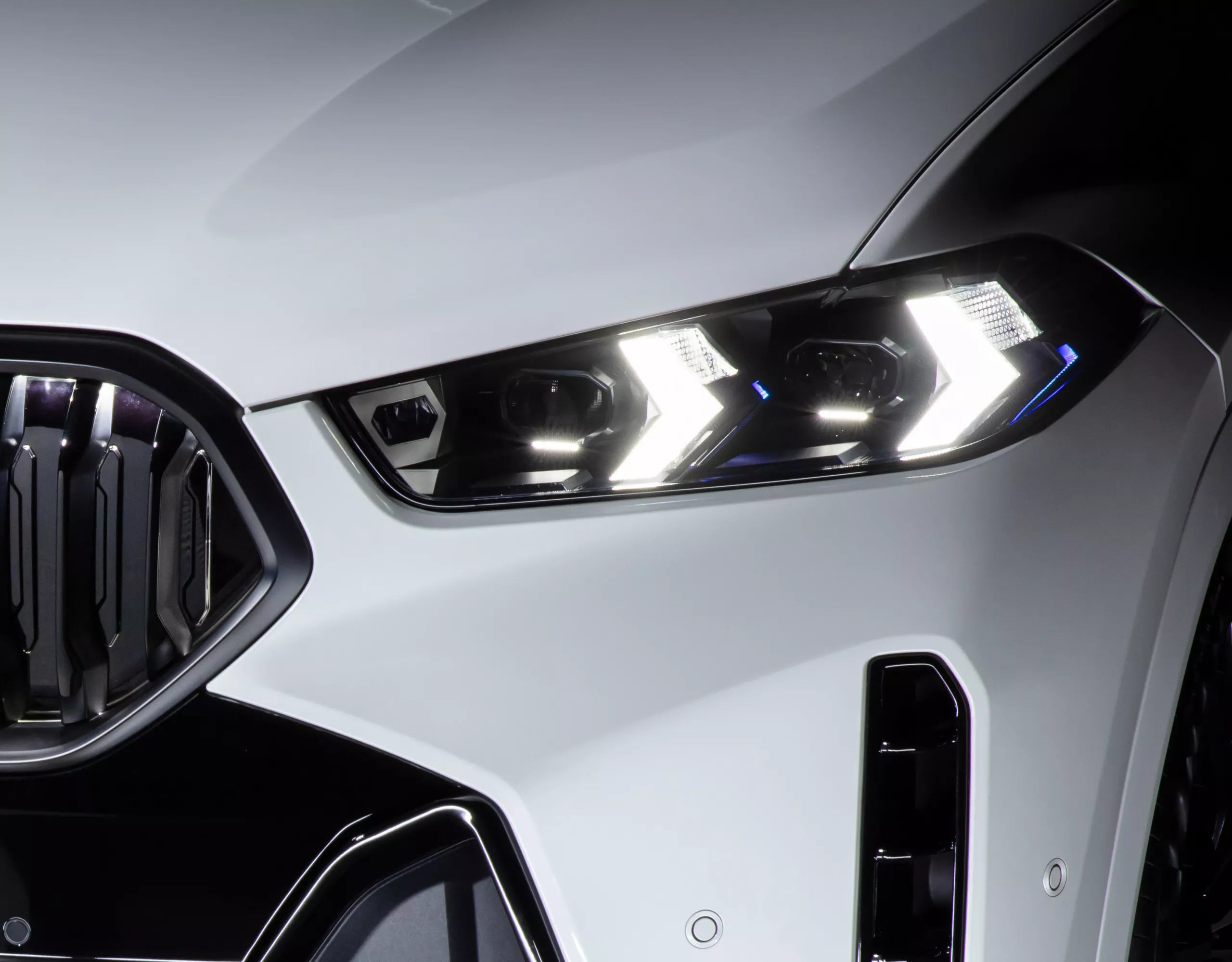 ภาพเรนเดอร์ 3 มิติของไฟหน้า LED แบบปรับอัตโนมัติพร้อมดีไซน์ไฟ Shadow Line M ของ BMW X6