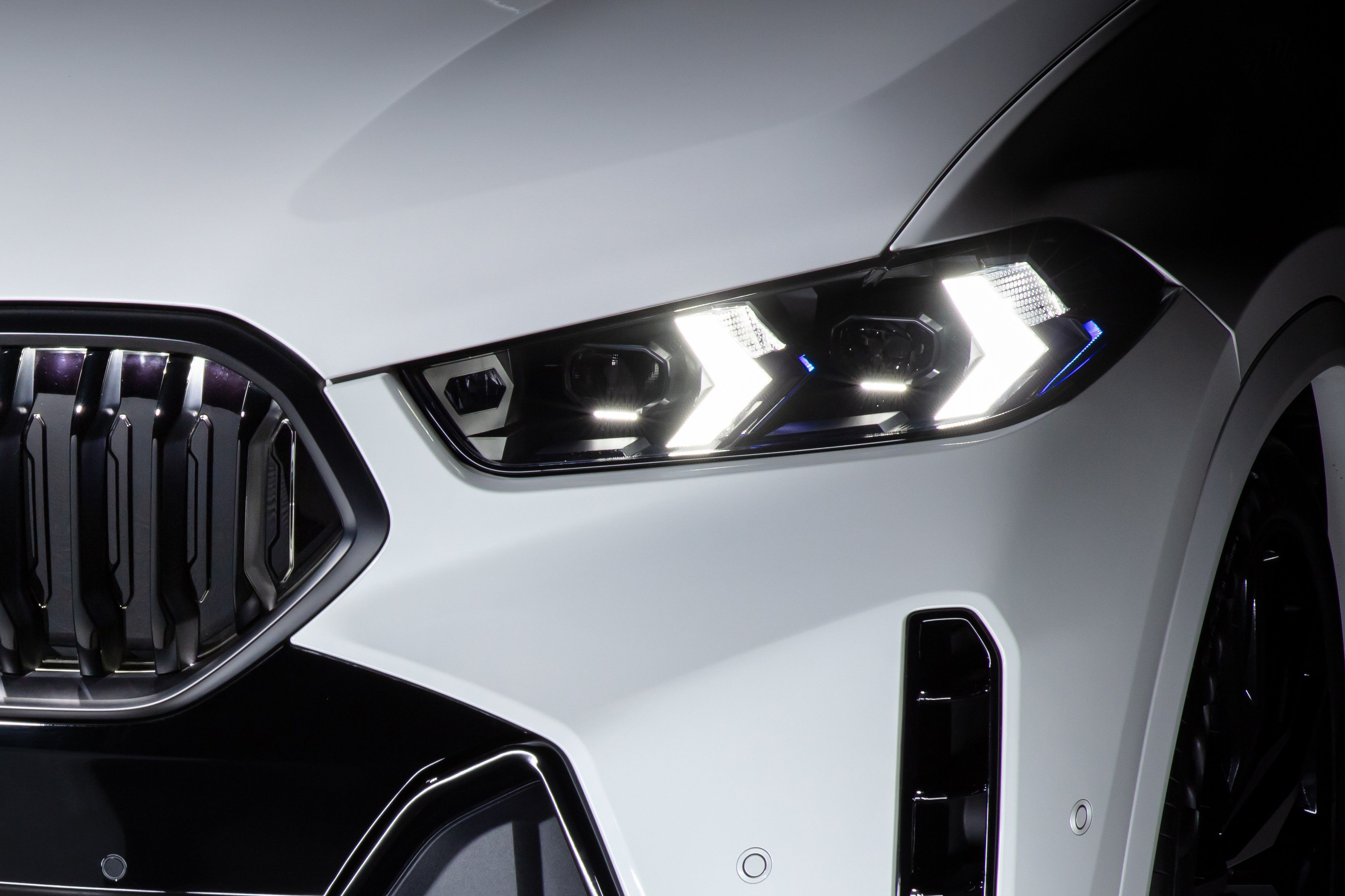 ภาพเรนเดอร์ 3 มิติของไฟหน้า LED แบบปรับอัตโนมัติพร้อมดีไซน์ไฟ Shadow Line M ของ BMW X6