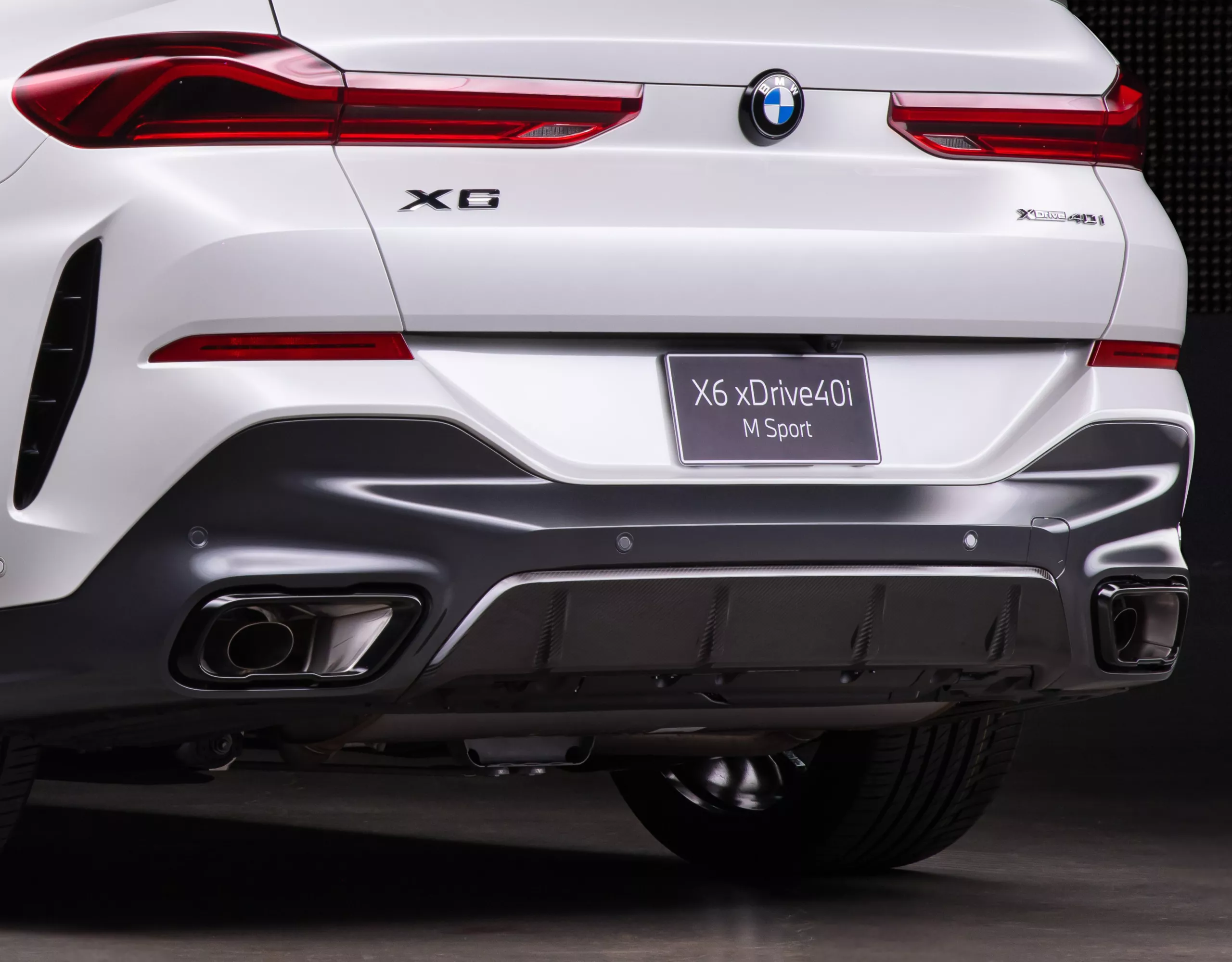 ภาพเรนเดอร์ด้านหลังของ BMW X6 พร้อมระบบไอเสีย M Sport