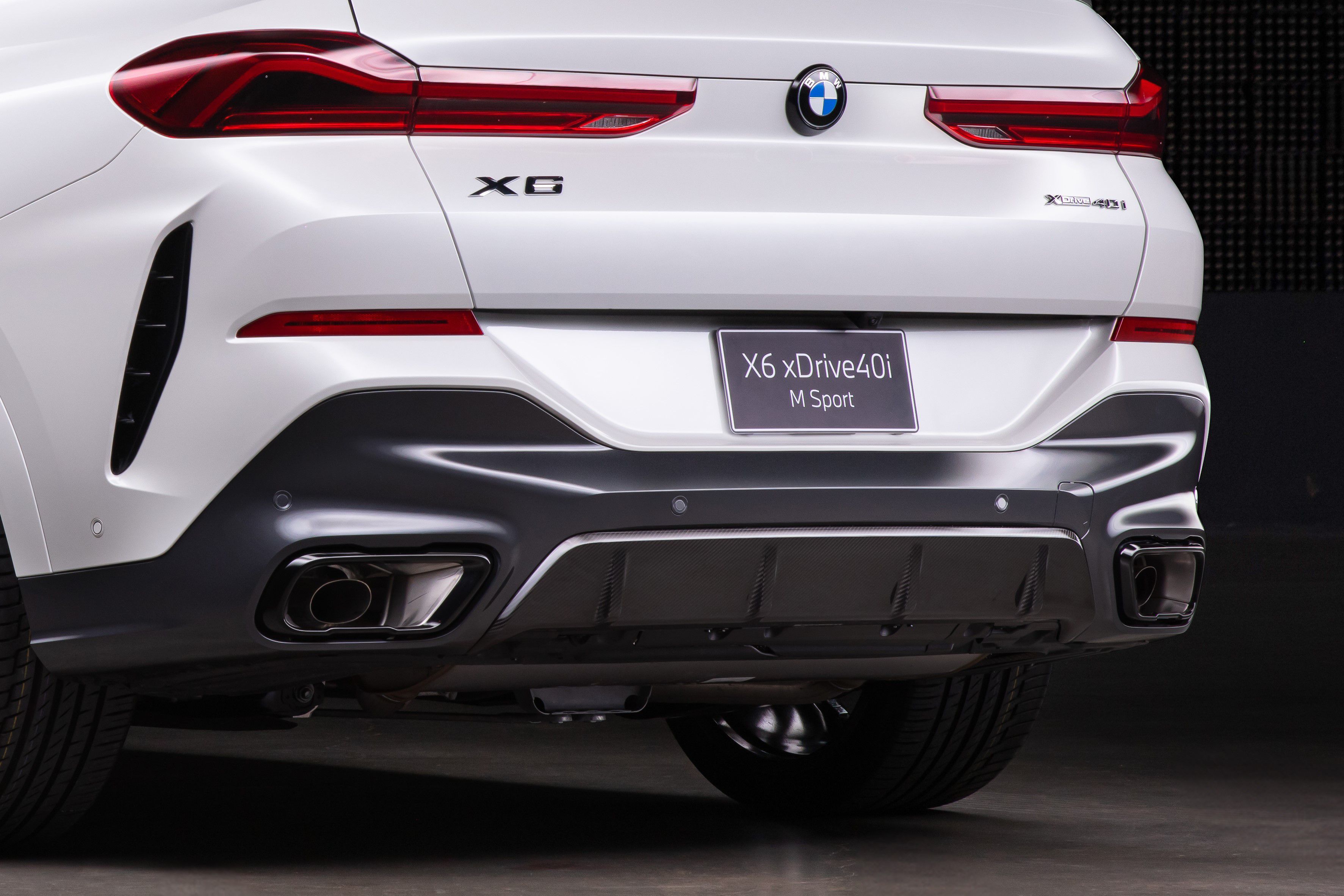 ภาพเรนเดอร์ด้านหลังของ BMW X6 พร้อมระบบไอเสีย M Sport