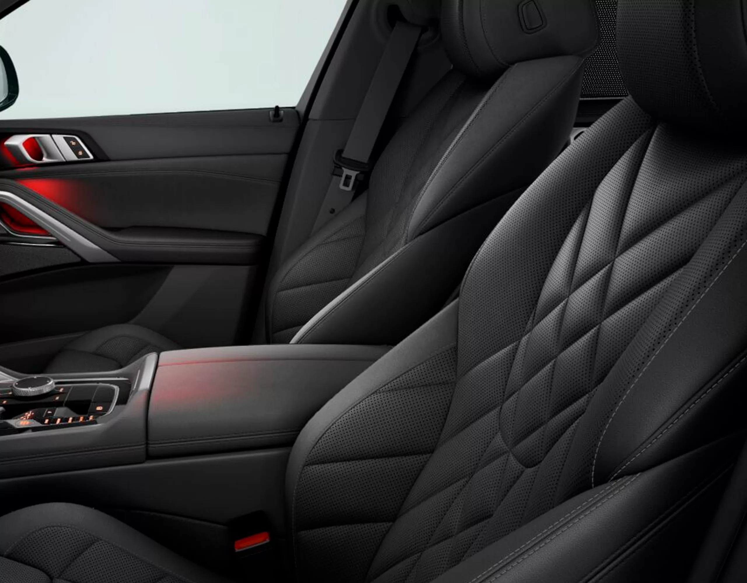 Assentos esportivos com ajuste elétrico para motorista e passageiro dianteiro com estofamento preto no BMW X6 SUV