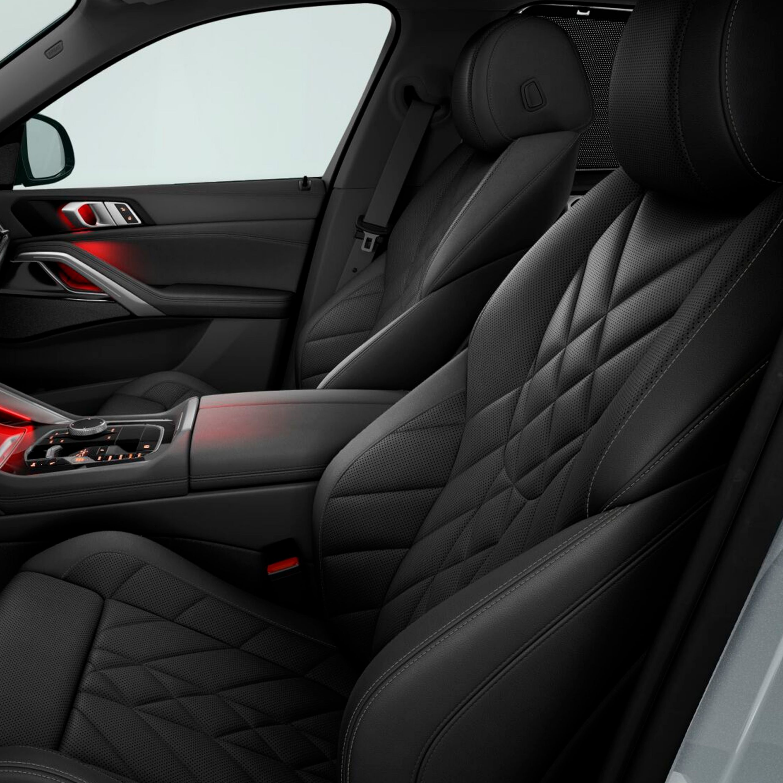 Assentos esportivos com ajuste elétrico para motorista e passageiro dianteiro com estofamento preto no BMW X6 SUV