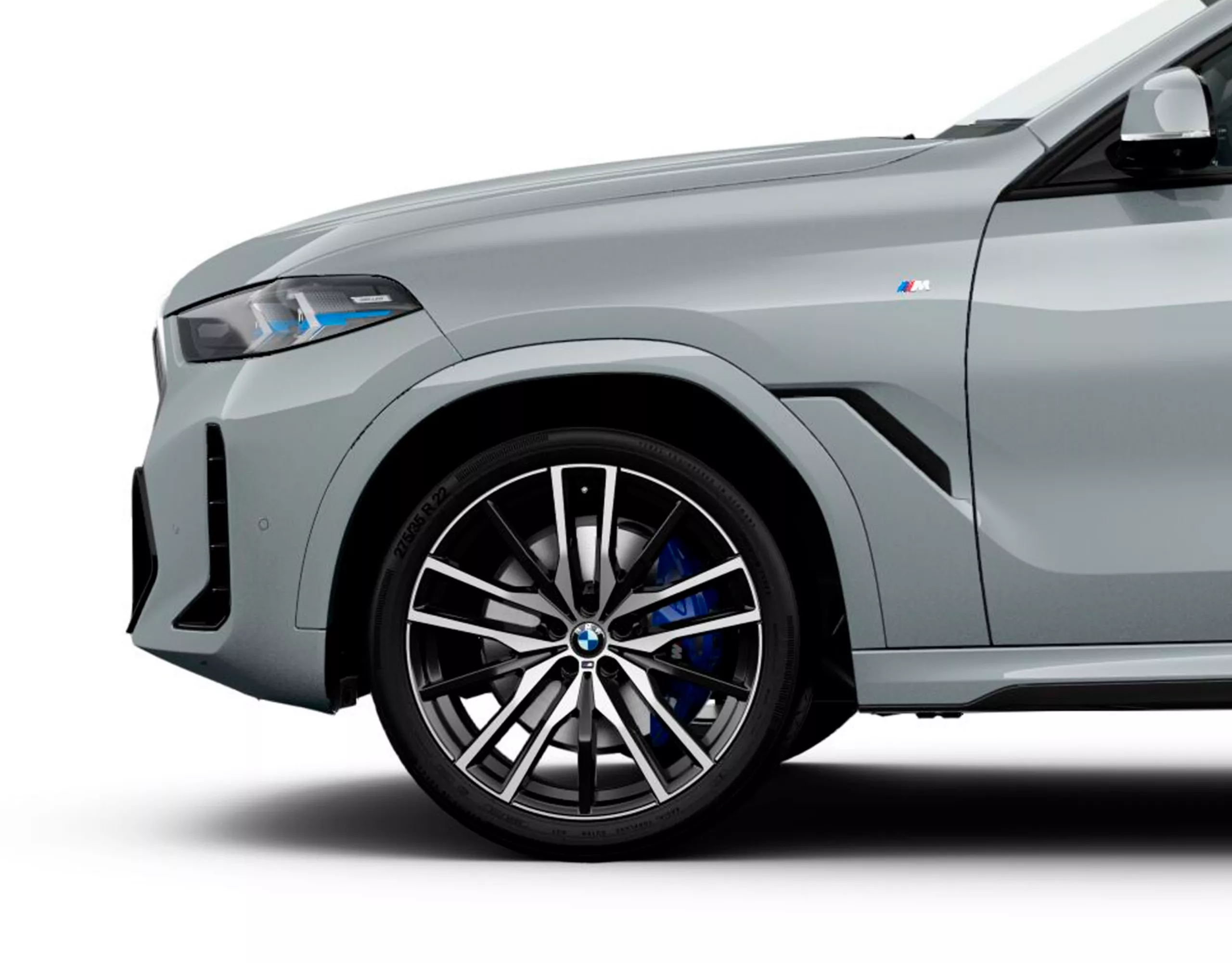 Renderização 3D das rodas de liga leve M de 22" estilo V-spoke 747 M Bicolor com pneus mistos em um BMW X6