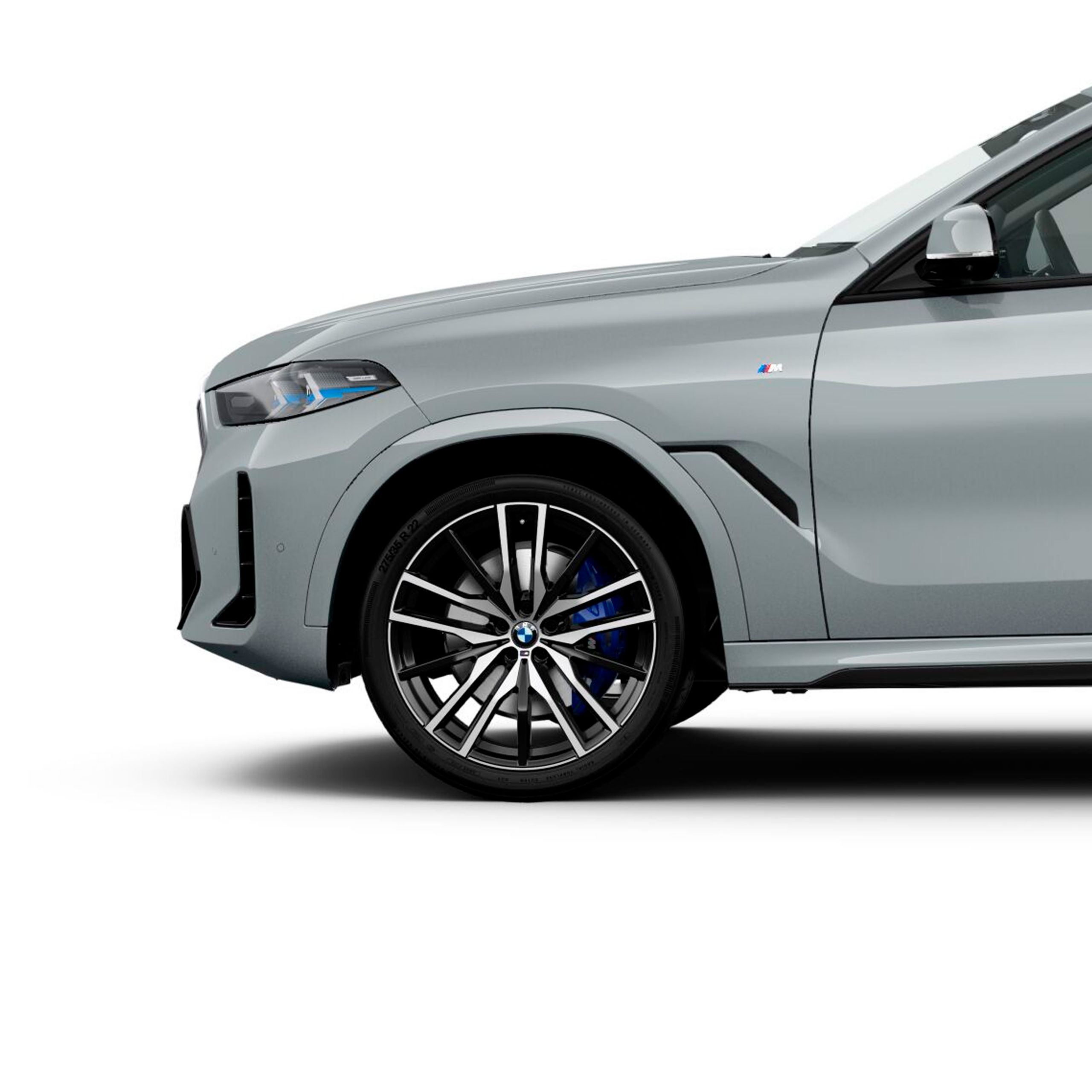 Renderização 3D das rodas de liga leve M de 22" estilo V-spoke 747 M Bicolor com pneus mistos em um BMW X6