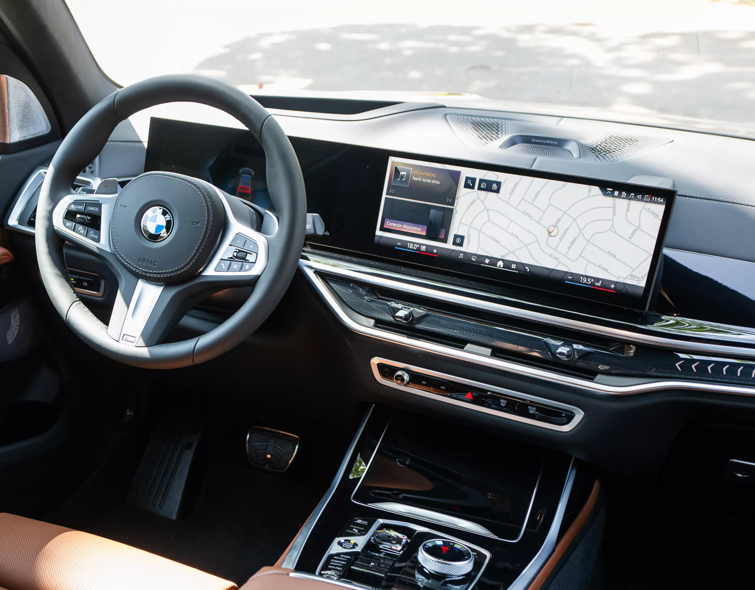 Console central do BMW X7, curved display e decoração interior.