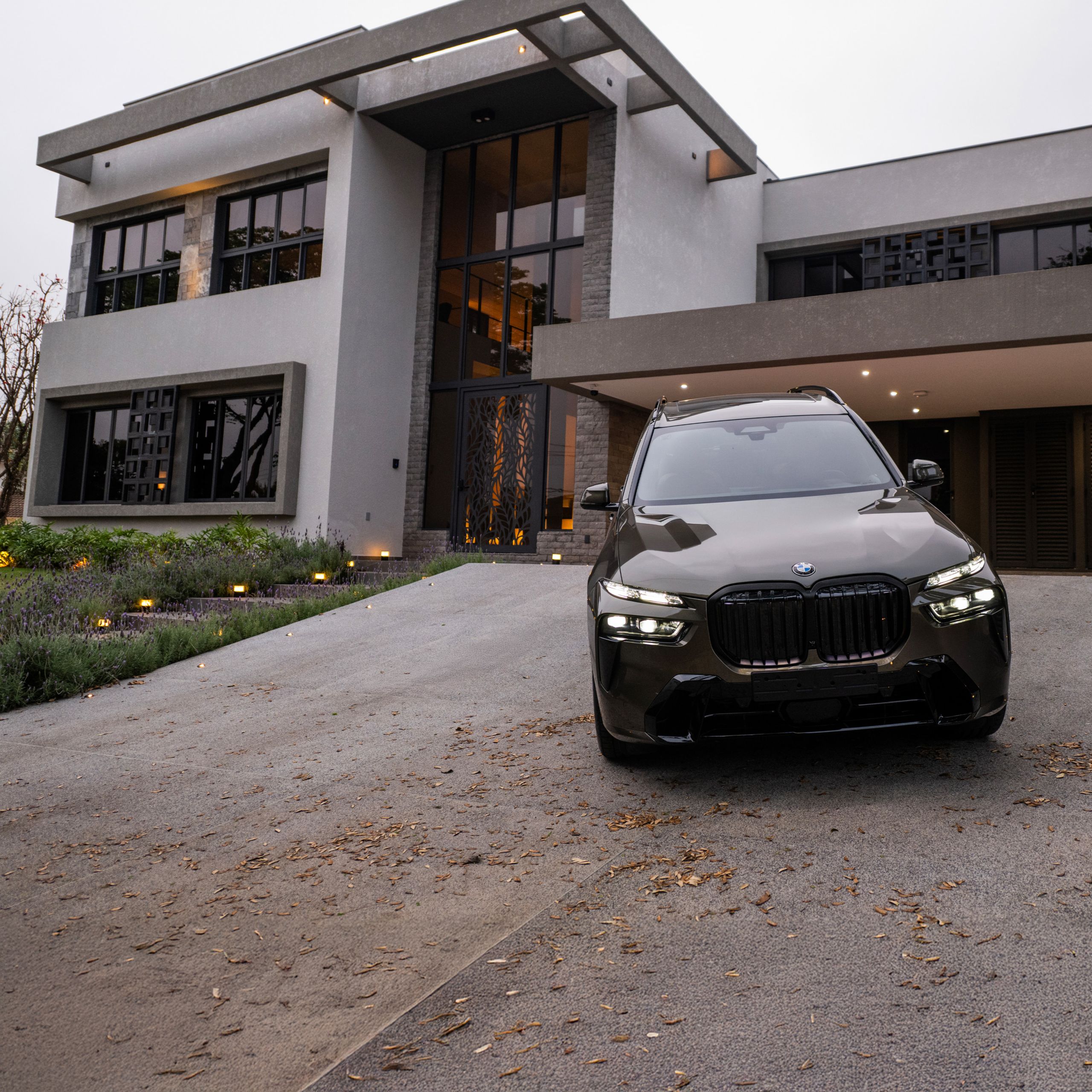 Dirigindo um BMW X7 por um deserto pedregoso em uma estrada pavimentada.
