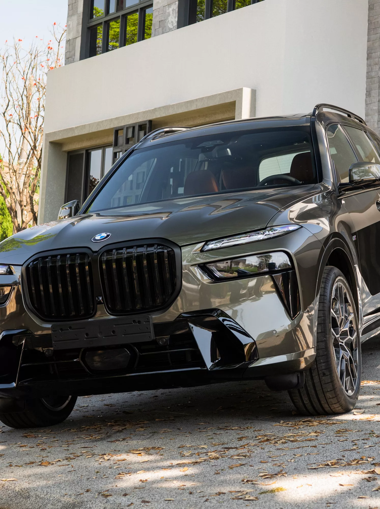 Um homem bem vestido se afasta de seu BMW X7.