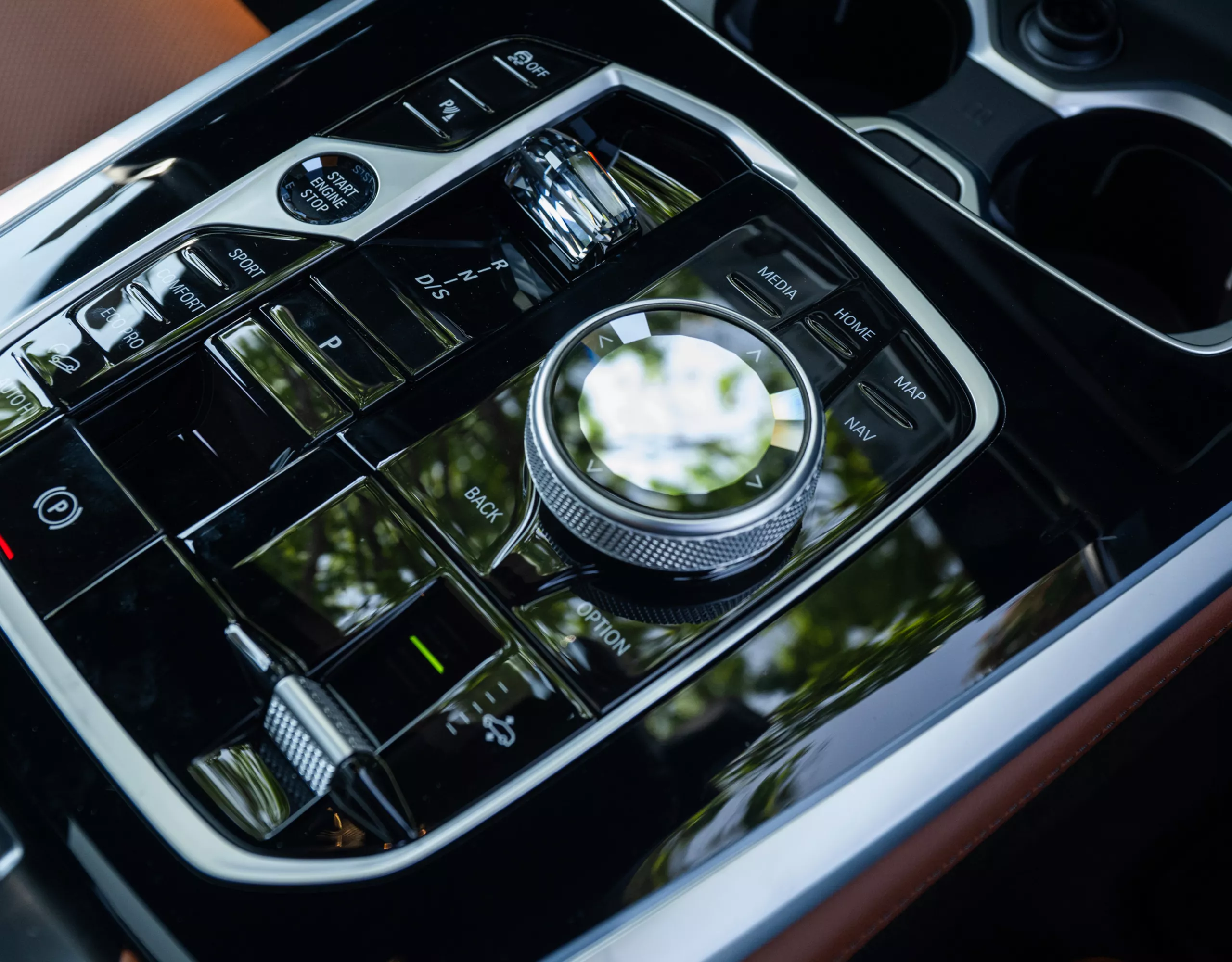 Aplicação de vidro 'CraftedClarity' no console central do BMW X7.