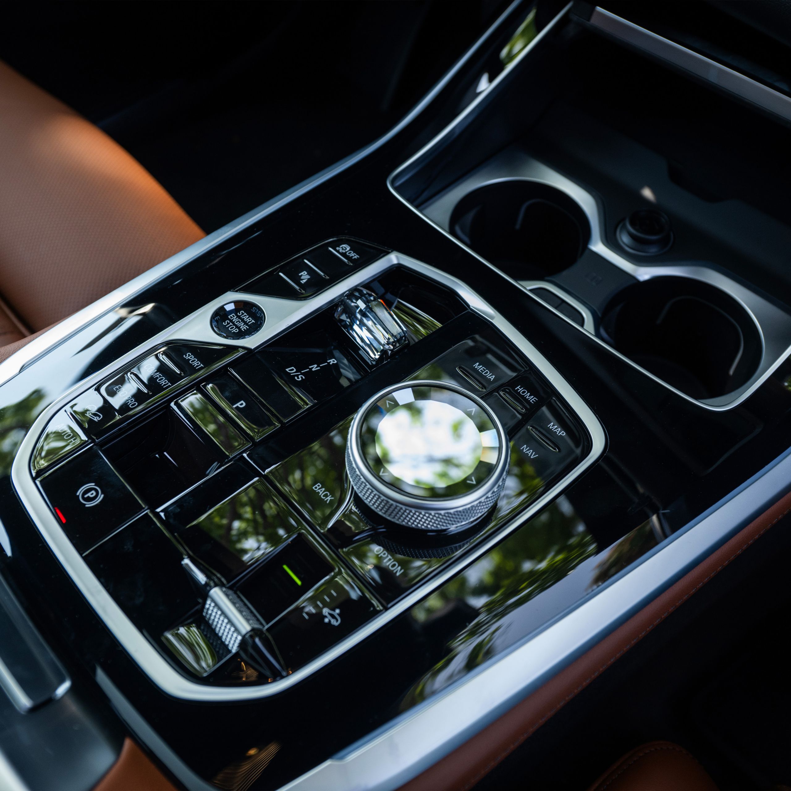 Aplicação de vidro 'CraftedClarity' no console central do BMW X7.